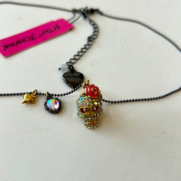 Betsey Johnson Rhinestone Scull Necklace Gold NWT Gold Heart adjustable - Picture 3 of 4